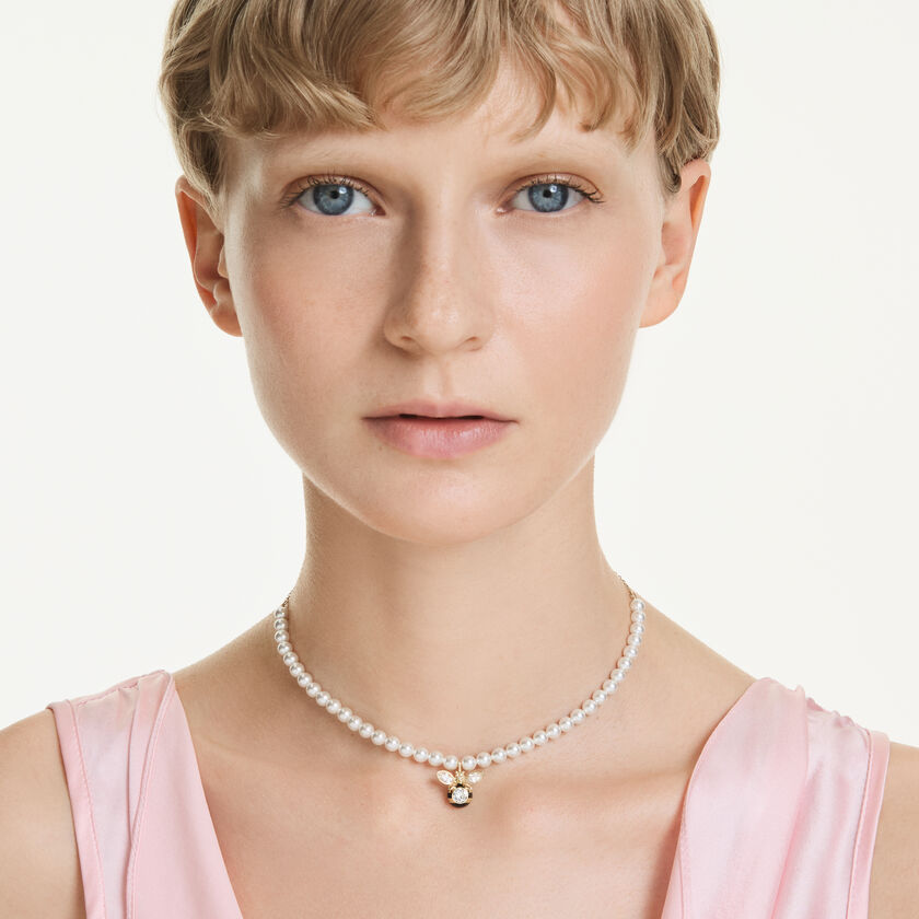 swarovski عقد شوكر idyllia، لآلئ كريستال، قطع متنوع، شكل نحلة، لون أبيض، طلاء باللون الذهبي