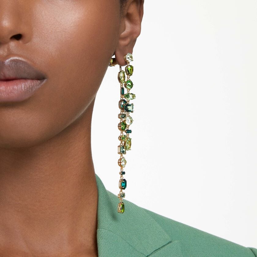 swarovski أقراط متدلية gema، تصميم غير متماثل، قطع متنوع، طول زائد، لون أخضر، طلاء بلون ذهبي