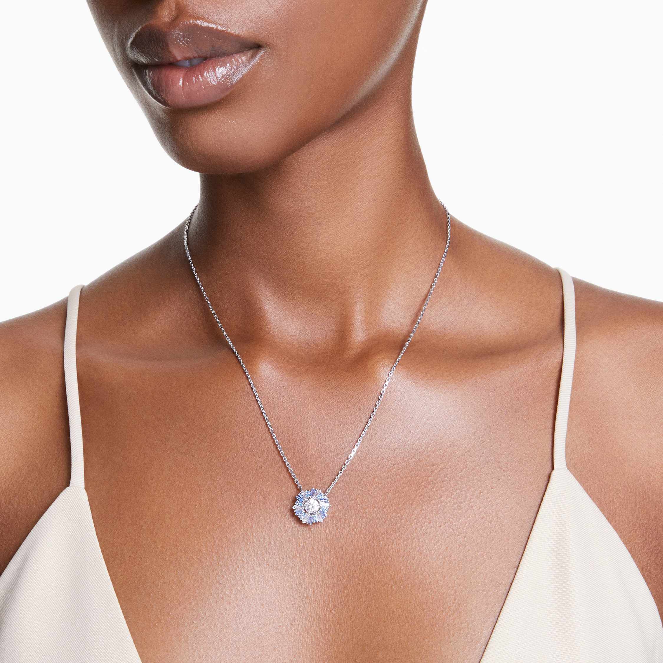 swarovski قلادة idyllia، على شكل زهرة، لون أزرق، طلاء روديوم