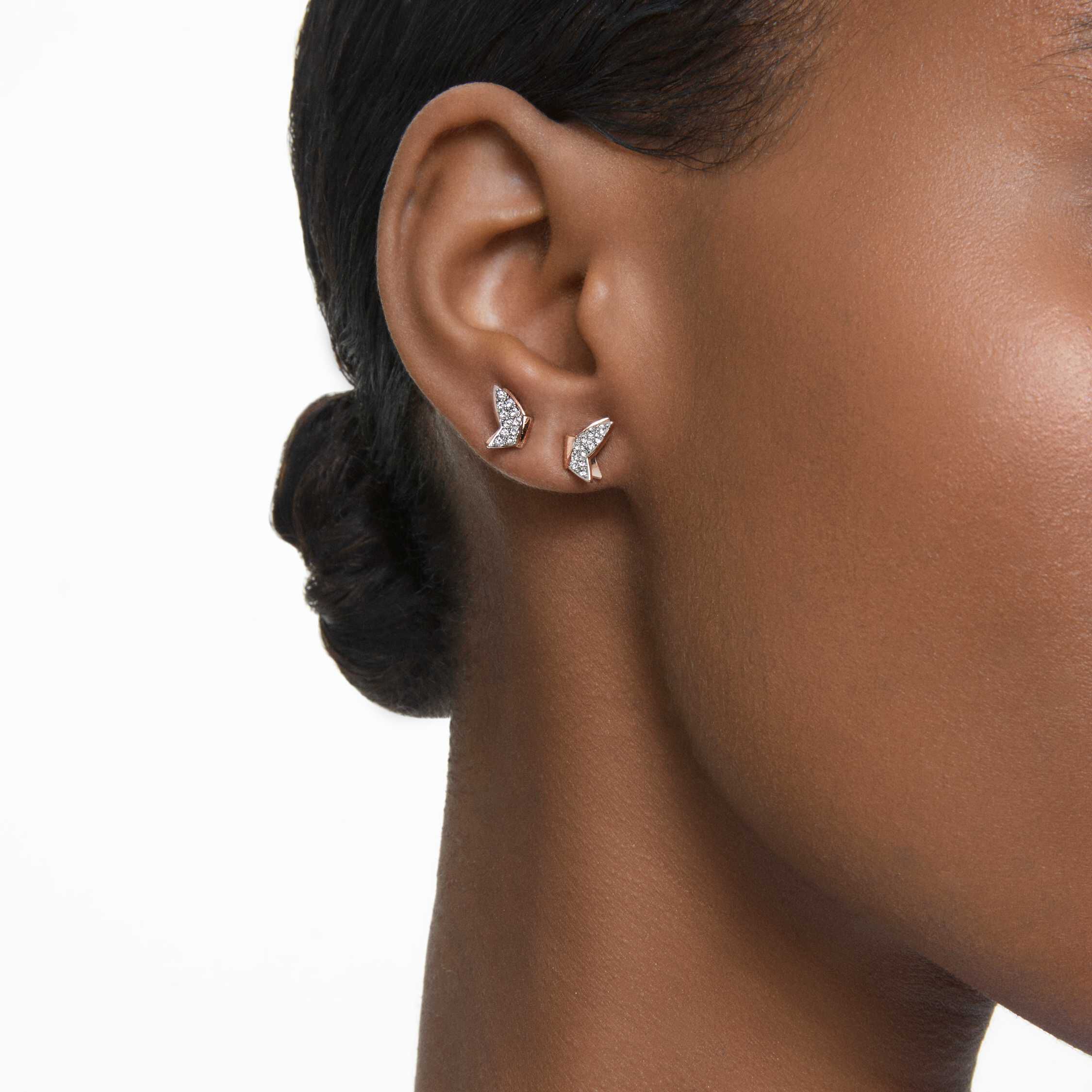 swarovski أقراط دبوسية lilia، مزينة بفراشة، لون أبيض، طلاء ذهبي وردي