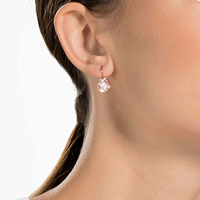 swarovski أقراط bella على شكل حرف v للأذن المثقوبة، لون وردي، طلاء ذهبي وردي