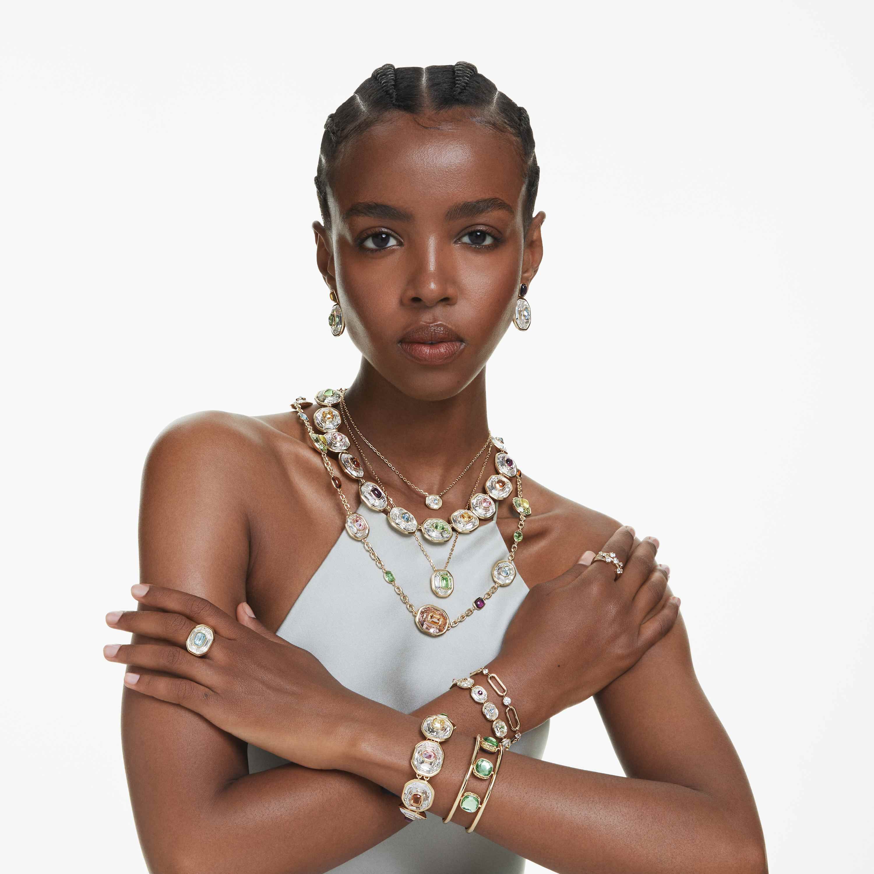 swarovski أقراط متدلية chroma، تصميم غير متماثل، قطع مُثَمَّن، ألوان متعددة، طلاء باللون الذهبي