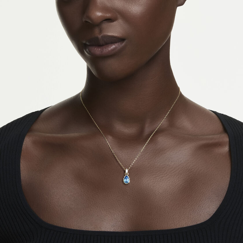 swarovski قلادة chroma، قطع على شكل كمثرى، لون أزرق، لمسة نهائية من الذهب عيار 18 قيراط
