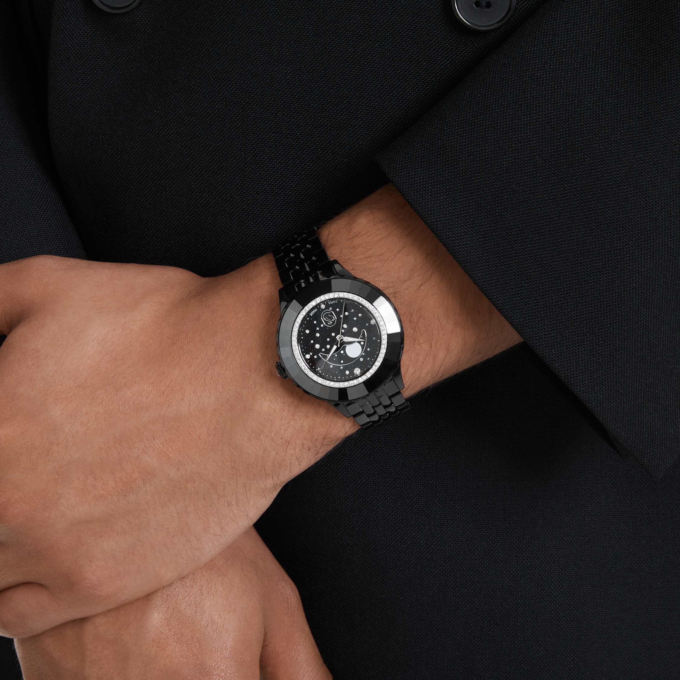 swarovski ساعة يد octea moon، صناعة سويسرية، سوار معدني، رسمة قمر، لون أسود، لمسة نهائية باللون الأسود