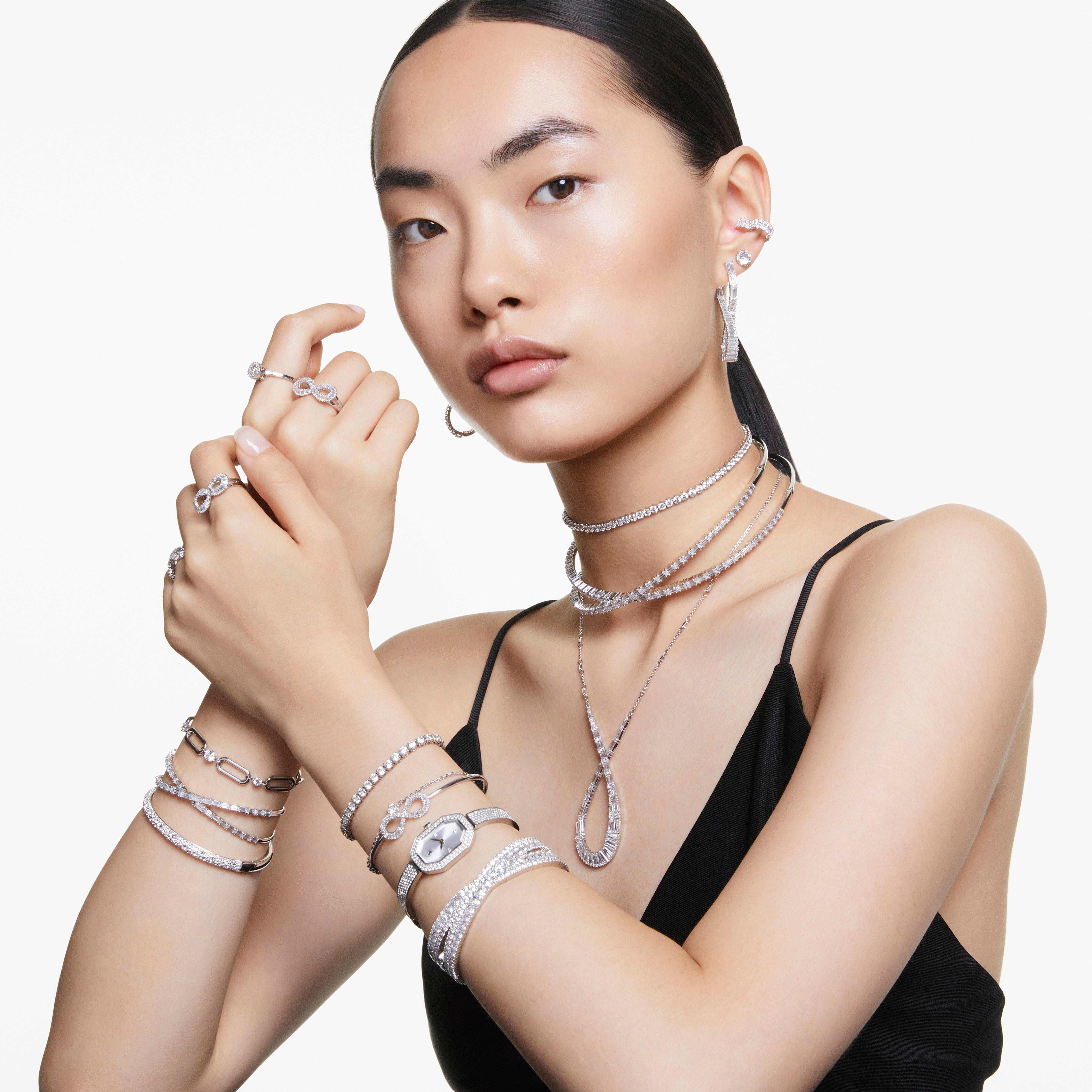swarovski سوار hyperbola عريض، قطع متنوع، شكل إنفينيتي، لون أبيض، طلاء روديوم