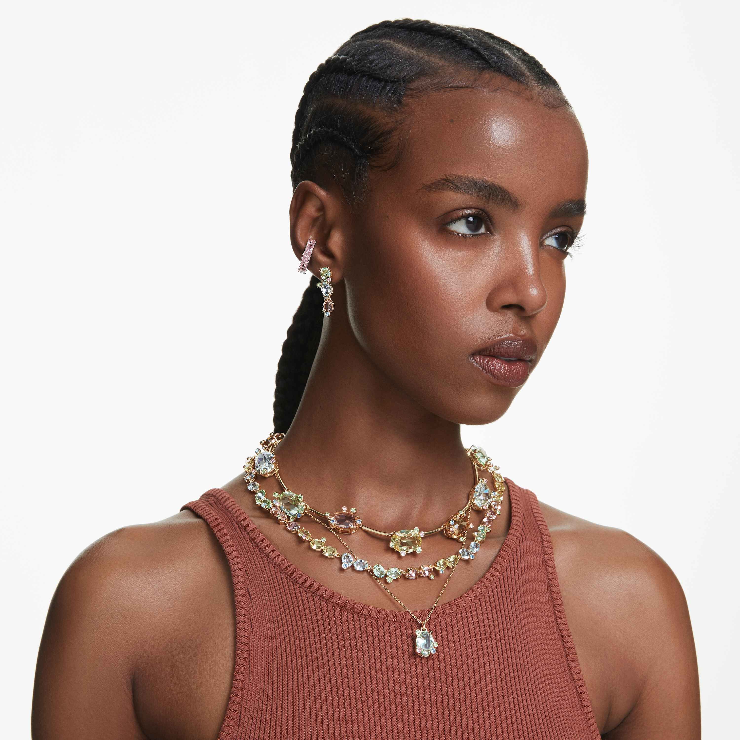 swarovski أقراط متدلية gema، تصميم غير متماثل، قطع متنوع، ألوان متعددة، طلاء باللون الذهبي