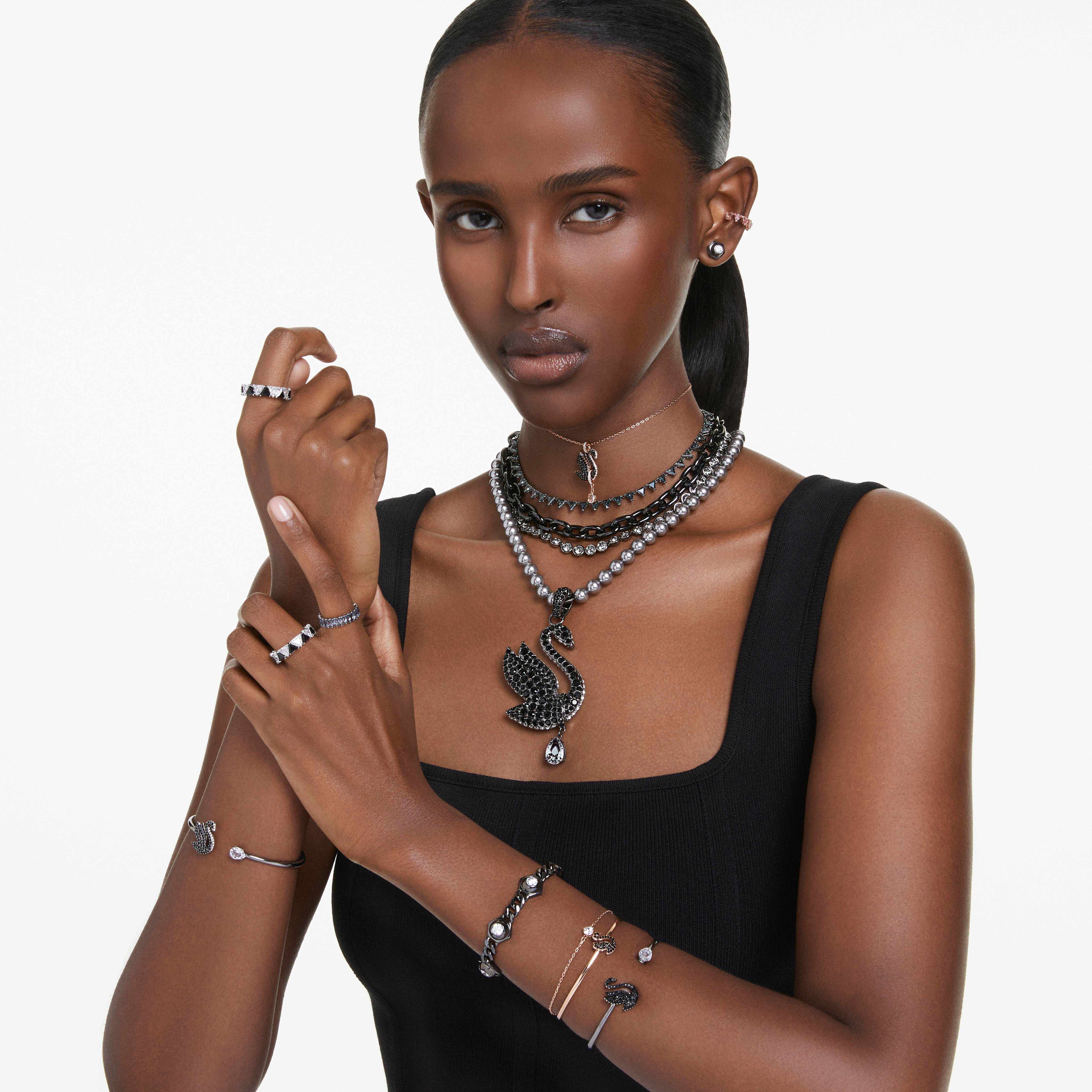 قلادة swarovski swan، على شكل بجعة، لون أسود، طلاء ذهبي وردي