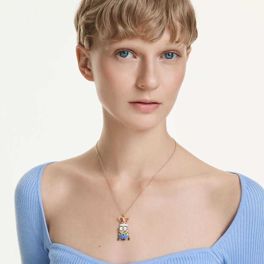 swarovski قلادة minions كينج بوب، ترصيع بافيه، ألوان متعددة، طلاء باللون الذهبي