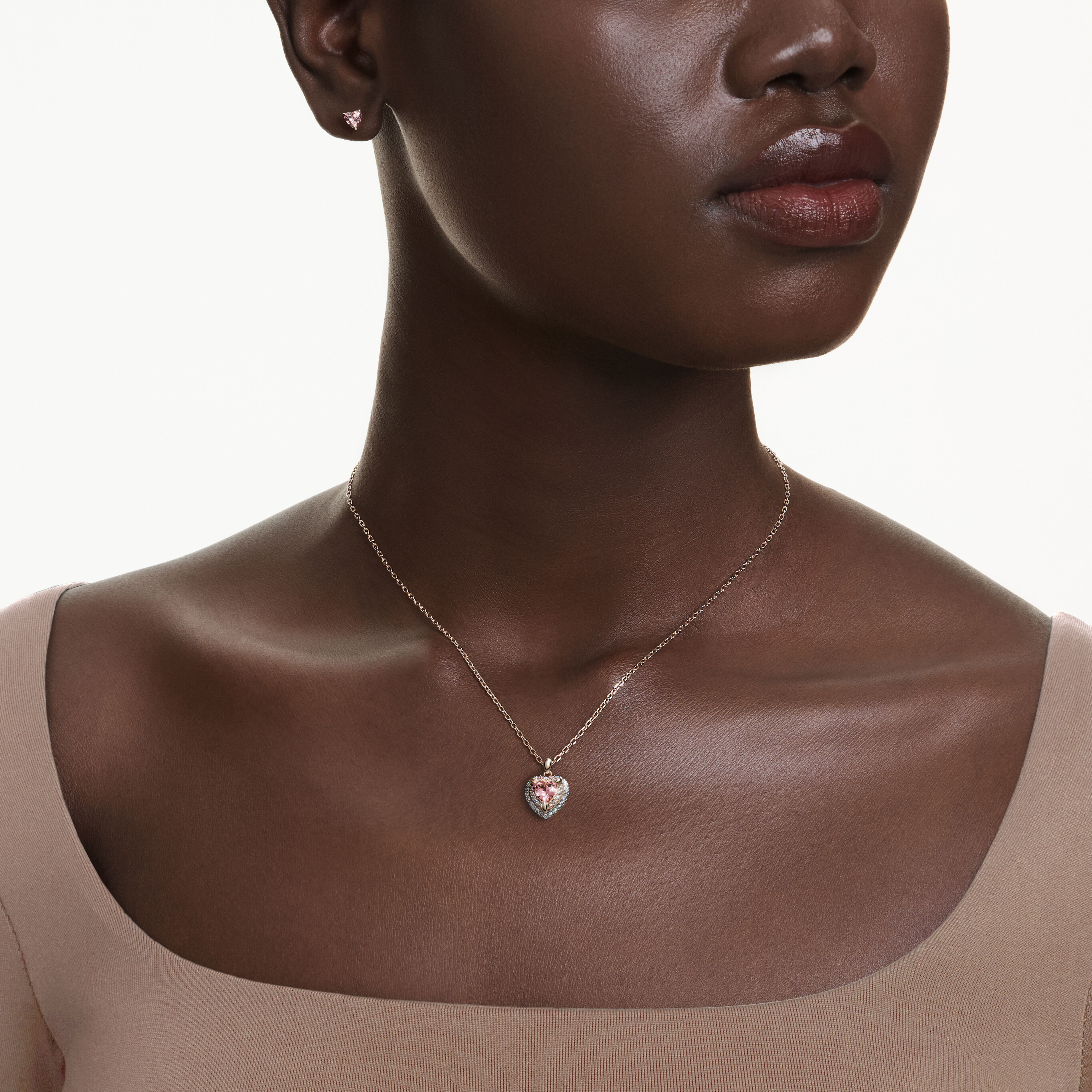 swarovski طقم one، قطع على شكل قلب، أحجار كريستال صغيرة متراصة، شكل قلب، لون وردي، لمسة نهائية من معادن مختلطة