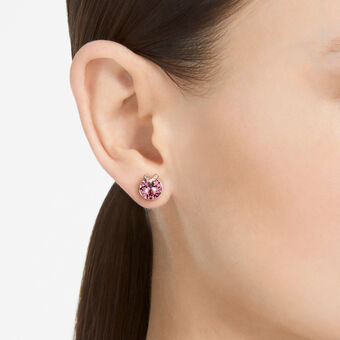 swarovski أقراط دبوسية bella على شكل حرف v، قطع مُستدير، ترصيع بافيه، لون وردي، لمسة نهائية من الذهب الوردي عيار 18 قيراط