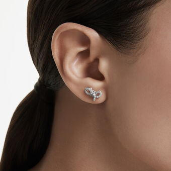 swarovski أقراط دبوسية lifelong، ترصيع بافيه، شكل أنشوطة، لون أبيض، طلاء روديوم