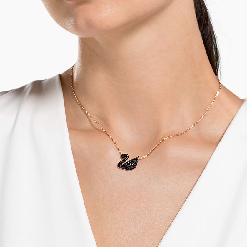 swarovski قلادة iconic swan بحلية متدلية، لون أسود، طلاء ذهبي وردي